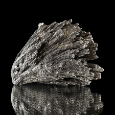 Lihvimata kristall - küaniit (must)