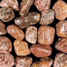 Trummelkristall - punane rüoliit (vihmametsajaspis)